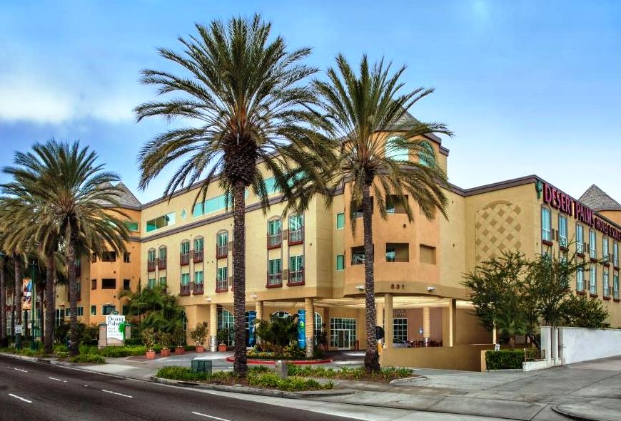 Desert Palms Hotel Close to Disneyland Entrance